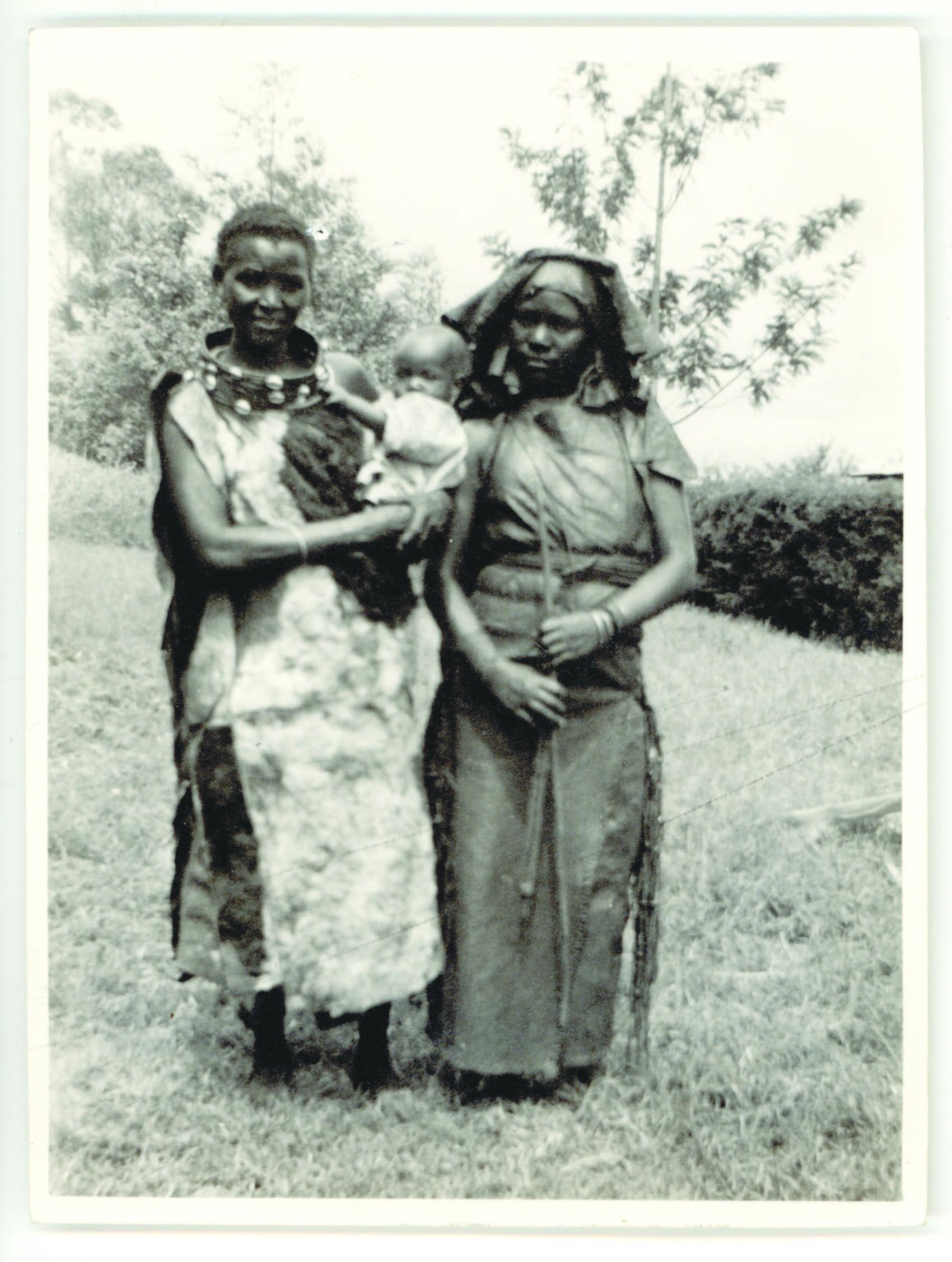 Twee zussen, een met een kindje, bezoeken de materniteit van de missiepost in Litein. Gefotografeerd tussen 1939 en 1952 door Mae Mildred Forseth, zendeling van Africa Inland Mission. [Billy Graham Center Archives, Wheaton, Illinois, VS]