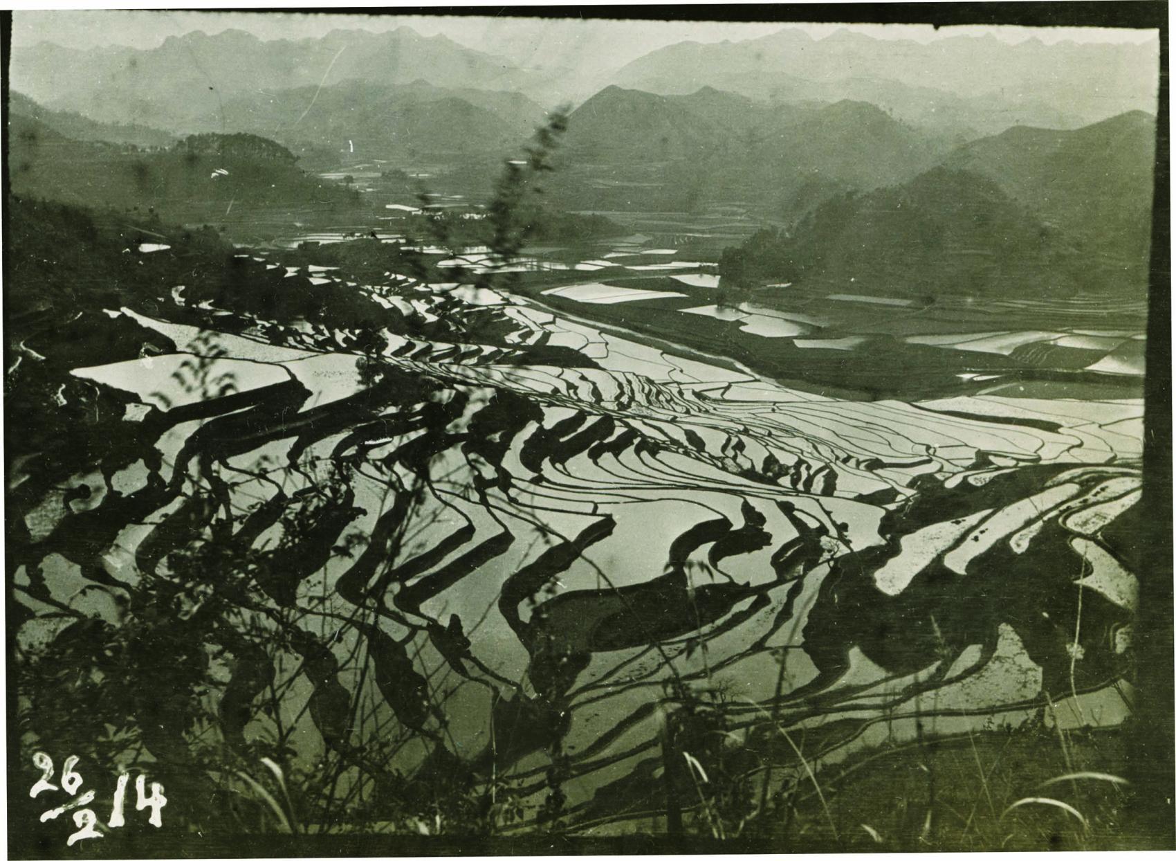 Zicht over de rijstvelden op weg van Aiko naar Yongtin, ca. 1914 door Hannu Haahti, adjunct-directeur van de Finse Evangelisch-Lutherse Missie.