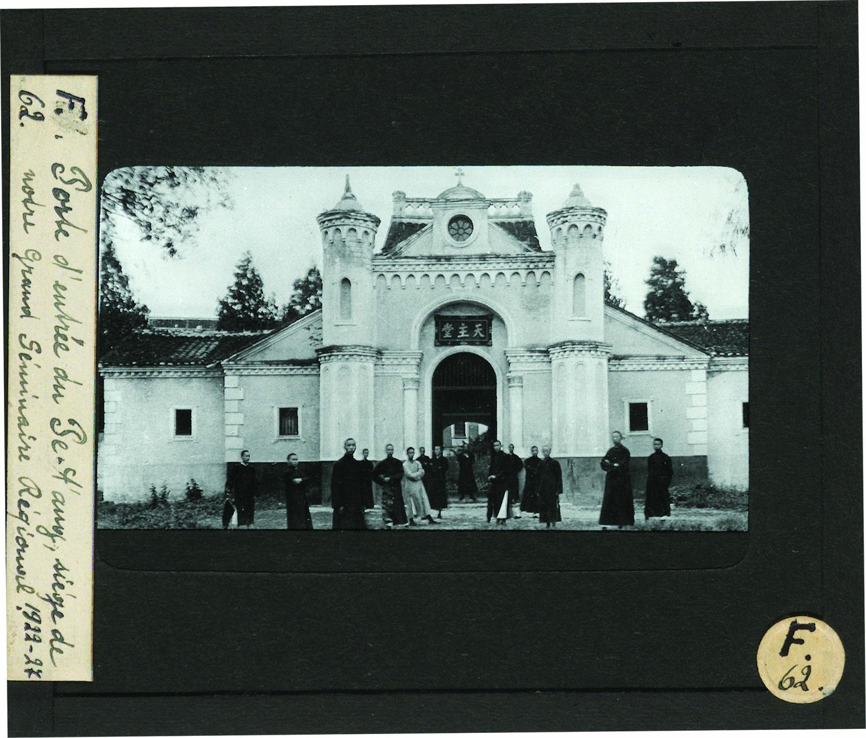 Glaspositief van Piatus Wantz: het ‘Grand Séminaire Régional’ in Zuid-West Hubei, 1922-1927.