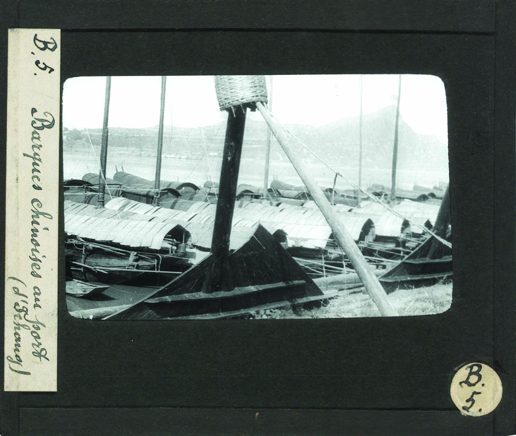 Glaspositief van Piatus Wantz: boten in de haven van Yichang.