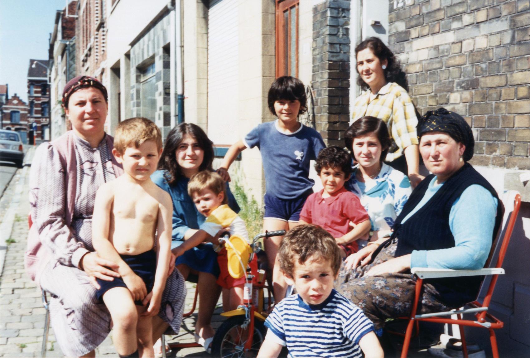 De familie Palit in hun straat in Gent