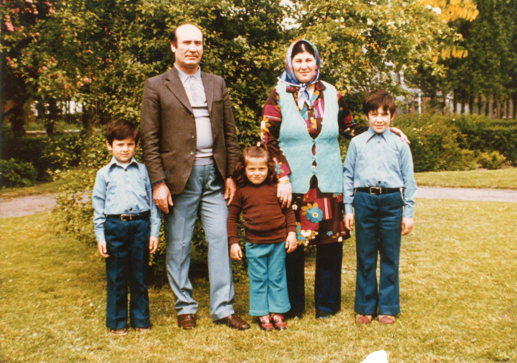 Gazi Palet en zijn echtgenote Dudu Kala met de 3 jongste kinderen Kamil, Aynur en Kadir in een park te Gent rond 1975.