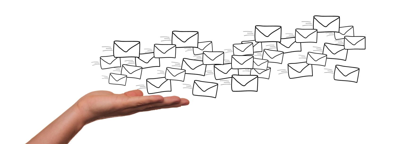 Hand waaruit veel e-mails komen