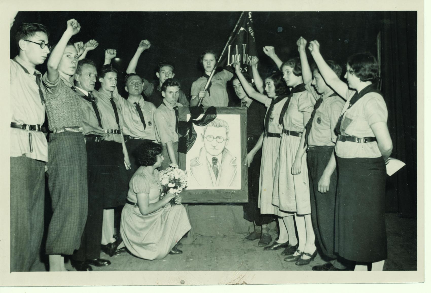 Huldiging ter nagedachtenis van Lode Verbraecken door de Socialistische Jeugd-afdeling Berchem, ongedateerd