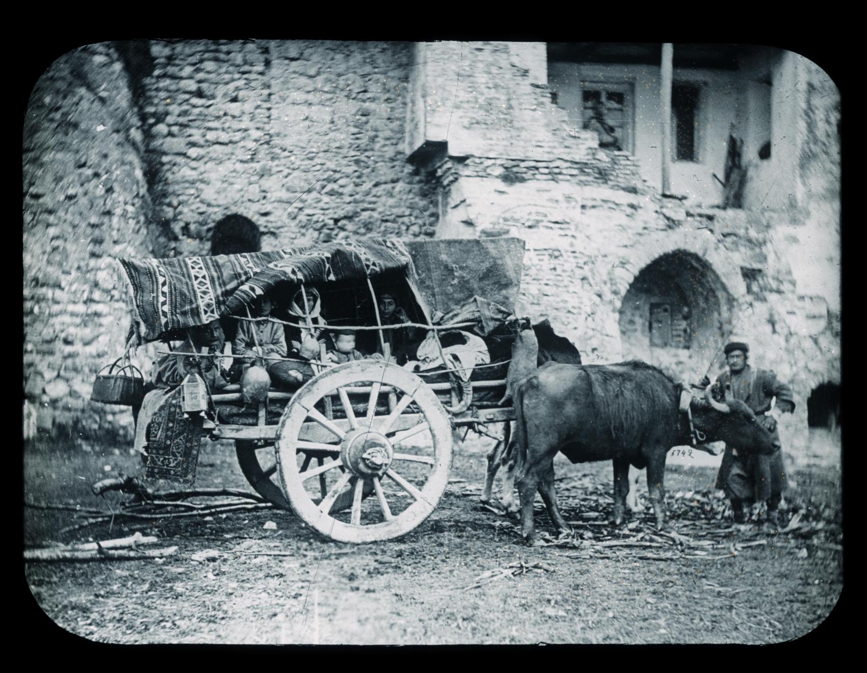 Familietransport met een arba (ossenwagen)