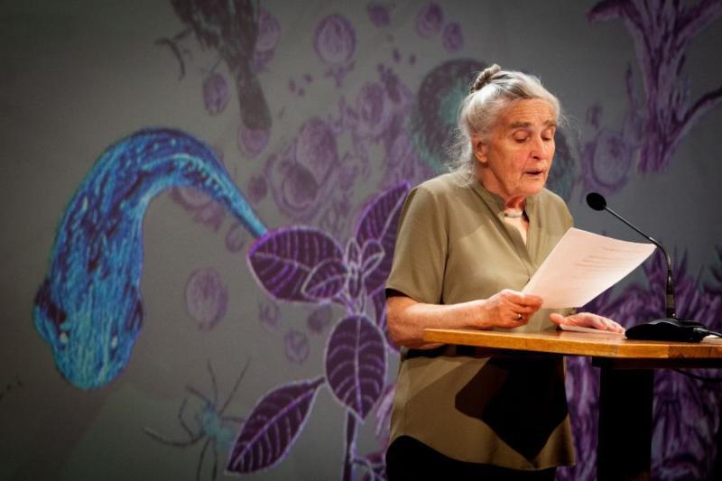 Emma Crebolder tijdens een livecast van 'Liederen voor het leven' in Pakhuis de Zwijger, 2021.