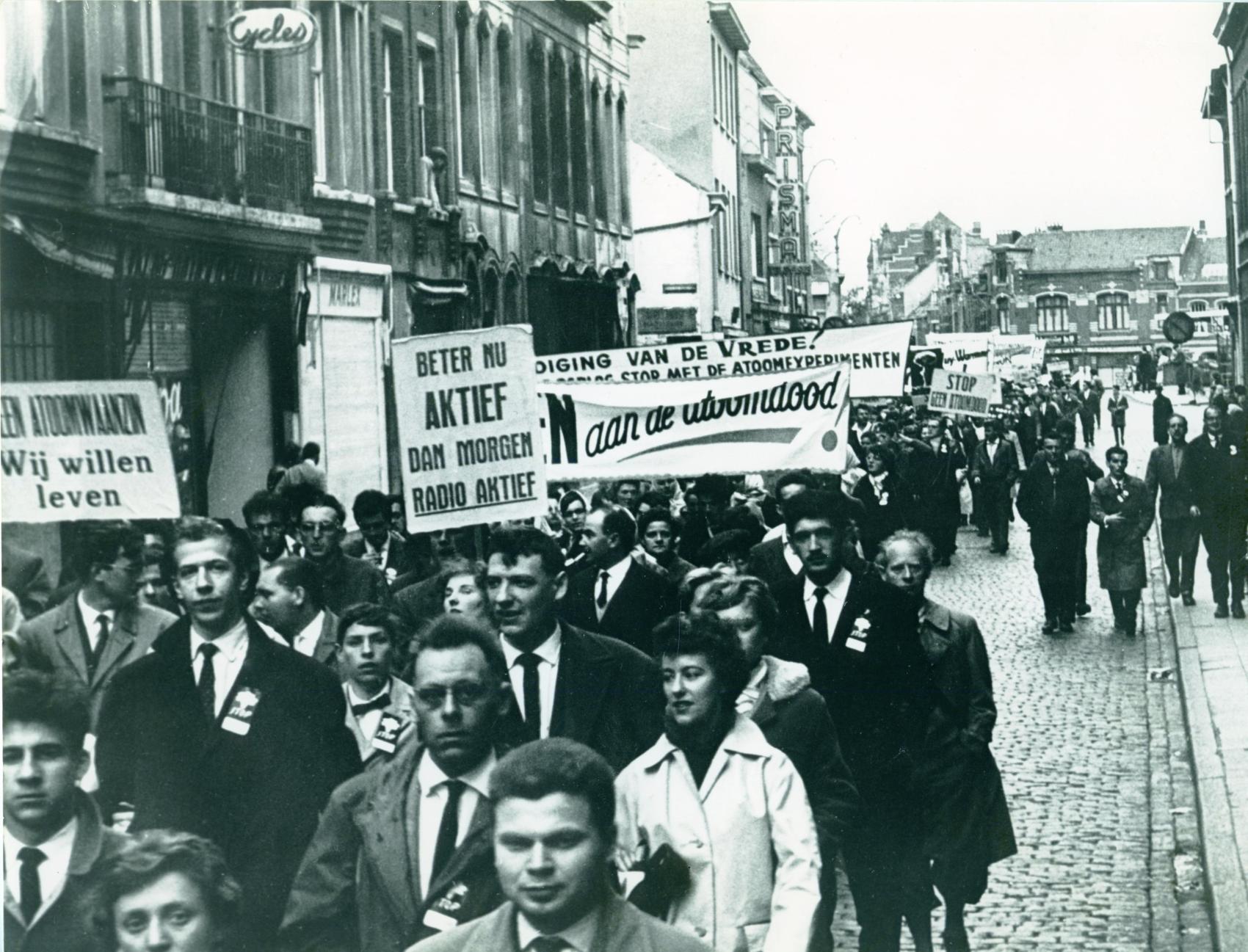 Foto van een anti-atoommars in Brussel in de jaren 1960. Vooraan links staat Herman Balthazar.