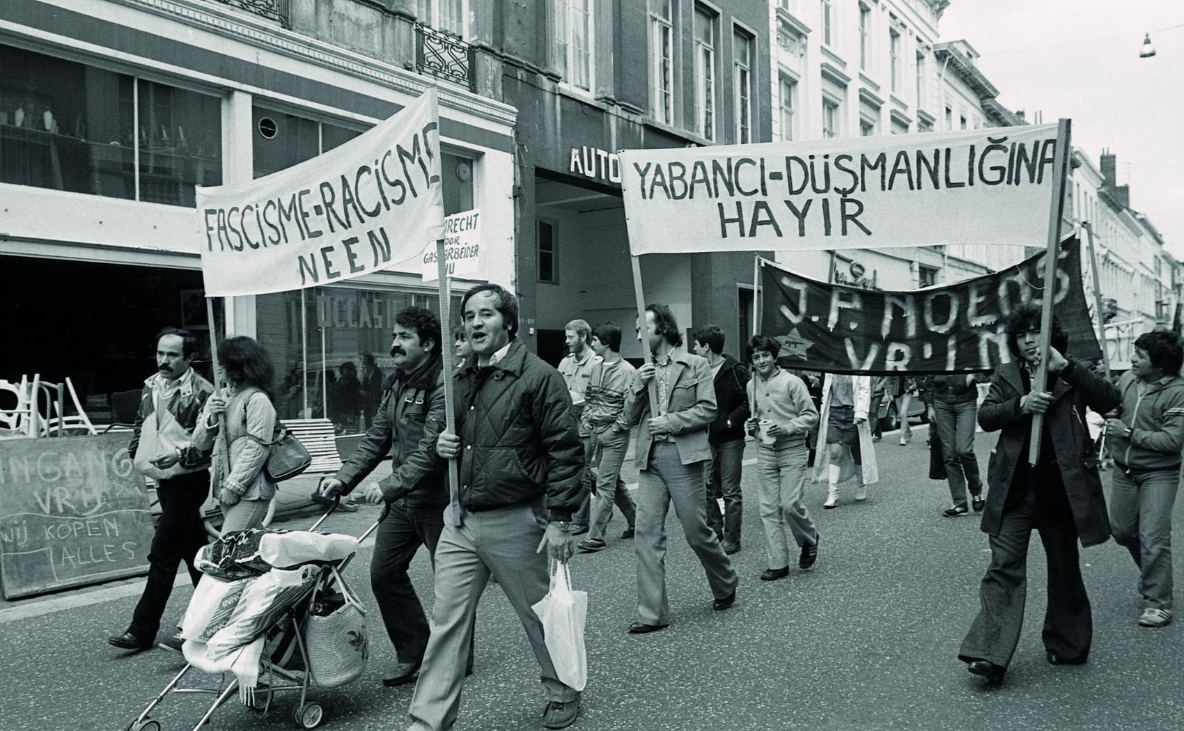 Zwart-wit foto waarop mensen te zien zijn die wandelen in een betoging van het Anti-Fascistisch Front naar aanleiding van de racistische aanslag in Gent in 1982.