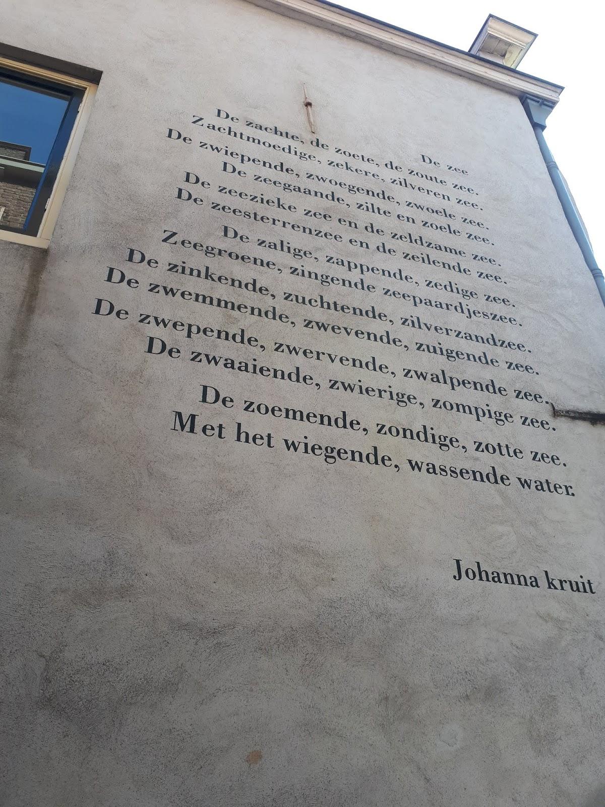 Zeegedicht van Johanna Kruit op gevel van woning.