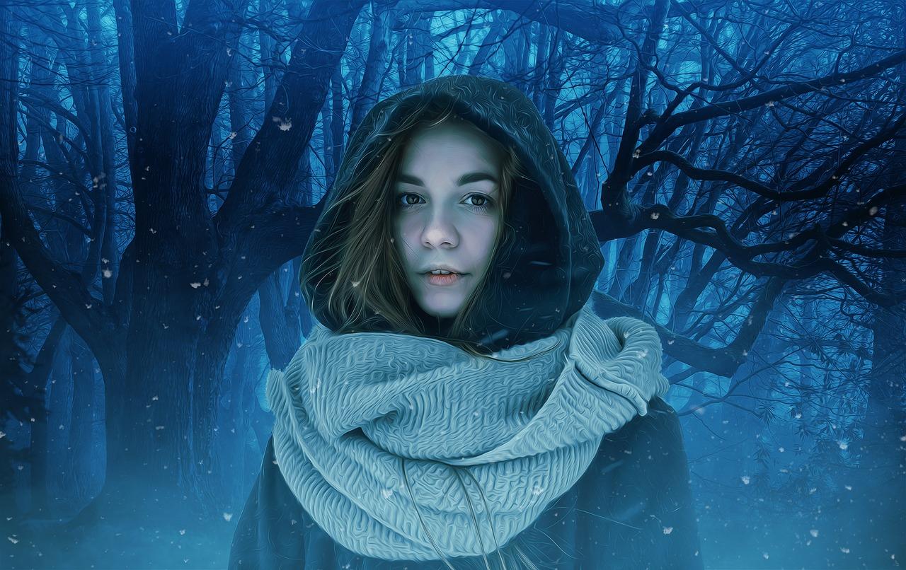  Wandelende vrouw in winters bos