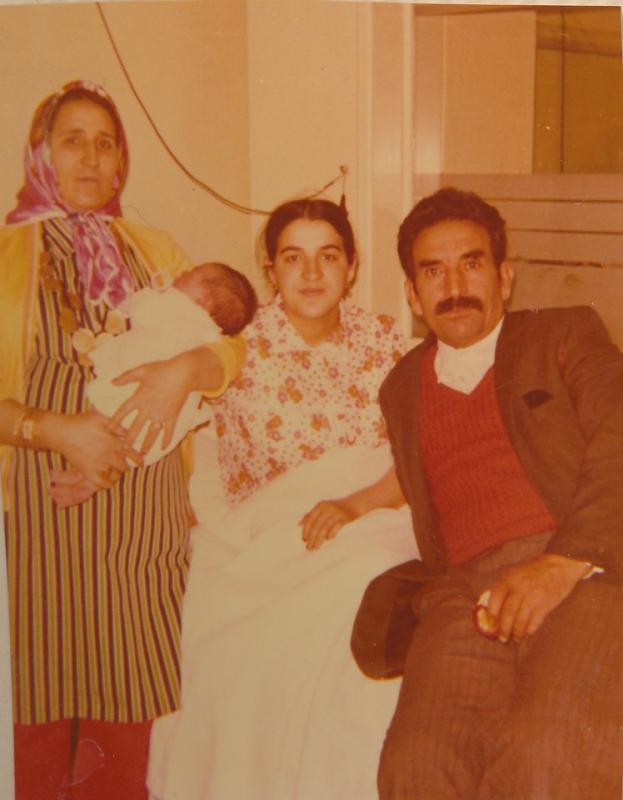 De familie Karakaya op kraamvisite in het moederhuis van de Bijloke, jaren 1970