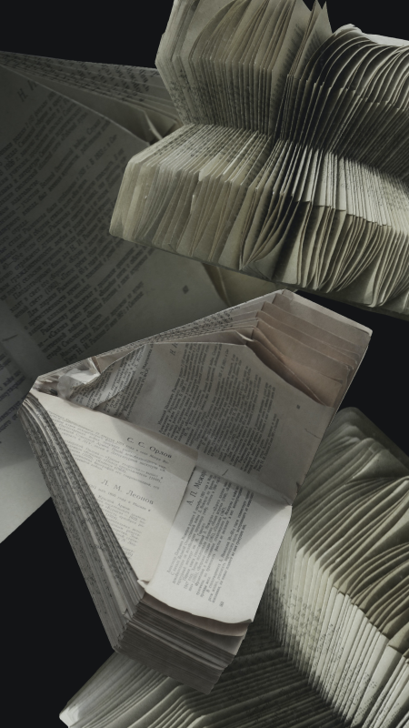 enkele boeken die openliggen met gevouwen pagina's
