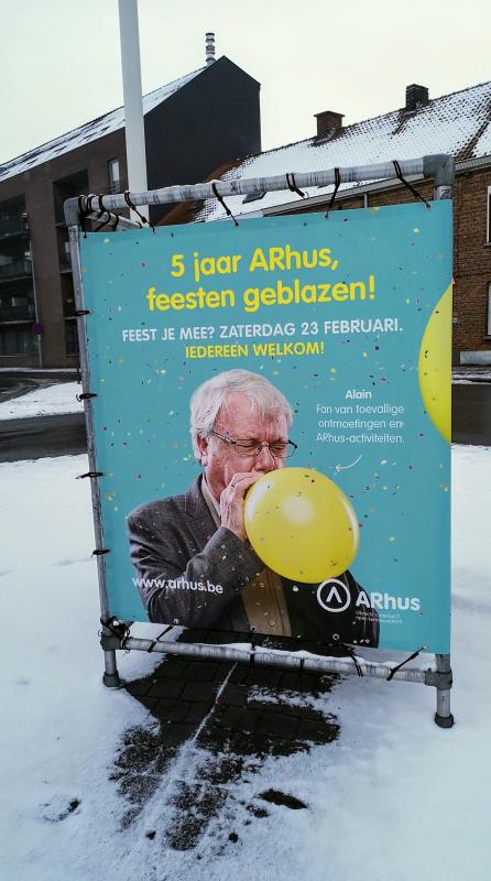 Bord met man die ballon opblaast
