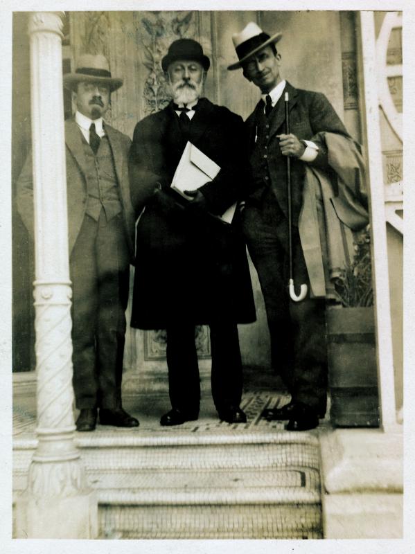 Camille Huysmans (rechts op de foto) en president Noé Zjordania (midden) in Tiflis, tijdens het bezoek van een delegatie van de Tweede Internationale in september 1920.