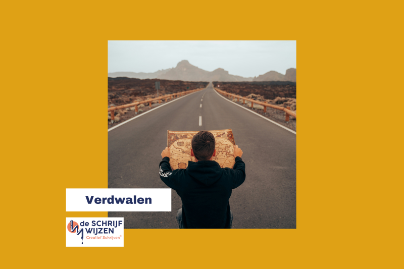 man staat aan het begin van een lange weg met een wereldkaart in de hand
