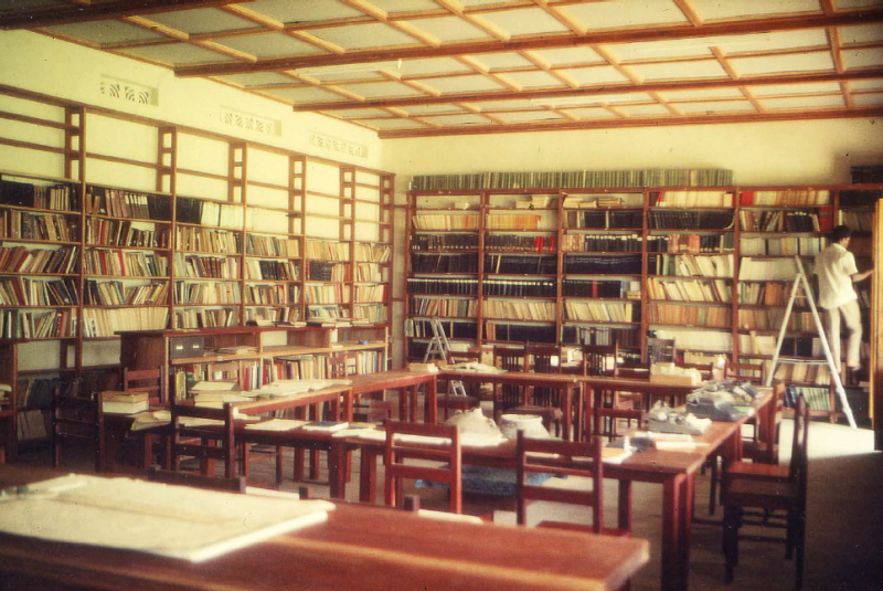 Foto uit 1986 van de bibliotheek van het studiecentrum Aequatoria - Centre de Recherches Culturelles Africanistes in Bamanya (Congo), opgericht door pater Honoré Vinck. KADOC, Beeldarchief Missionarissen van het Heilig Hart van Jezus Borgerhout: 947