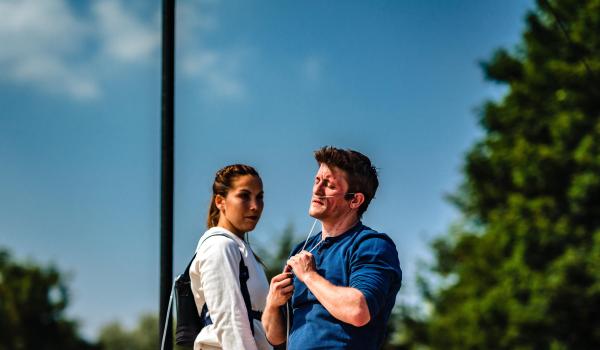 Jesse Huygh en Rocio Garotte tijdens de voorstelling 'A deux mètres'