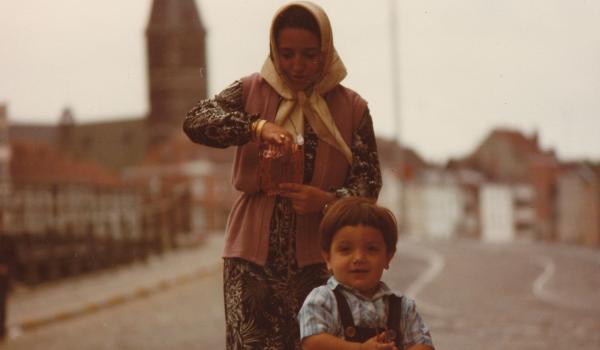 Cennet Karakaya op de Sint-Jorisbrug in Gent, jaren 1980