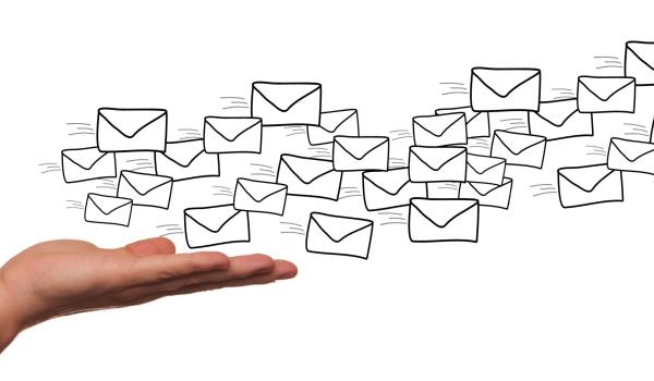 Hand waaruit veel e-mails komen
