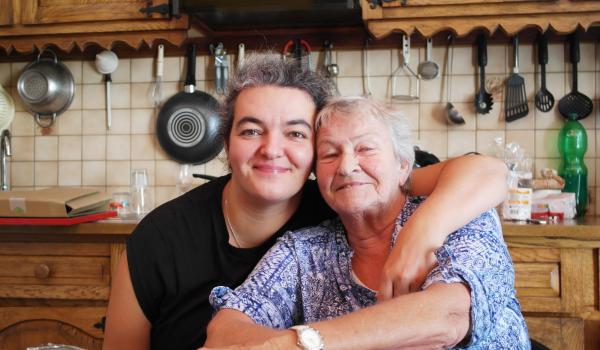 Nicole Boumaâza samen met haar dochter Habiba bij de overdracht van haar schrijversarchief in 2022, foto door Karim Ettourki