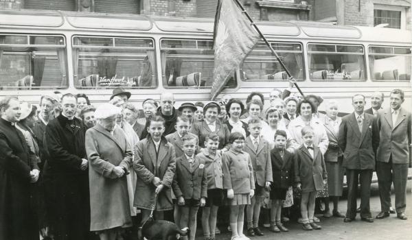 De Polen van Gent en Carlos Bressers, tweede priester van links, tijdens een bedevaart naar Scherpenheuvel (eind jaren 1950). [Beeldarchief atelier en familie Bressers: 432]
