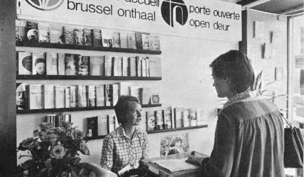 Foto uit een brochure van BOOD met de onthaalbalie in de Taborastraat.