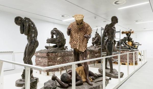 Een foto van de ‘Luipaardman’, een berucht racistisch beeld dat in het gerenoveerde AfricaMuseum in een soort beeldenkerkhof werd geplaatst, om te tonen dat men er afstand van wil doen.