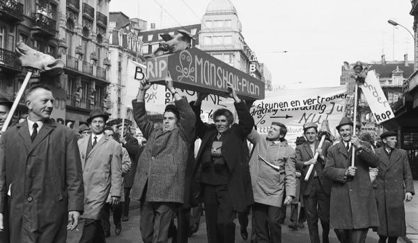 Het Plan-Mansholt werd symbolisch ten grave gedagen tijdens de boerenbetoging (1971).
