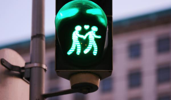 verkeerslicht op groen, twee figuurtjes wandelen samen