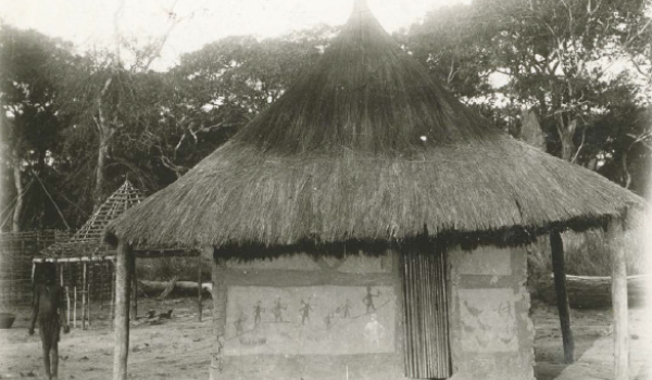 foto van de woning/consultatieruimte van chef Papa Kaseba in Kilwa (Congo), ca. 1930. Geïdentificeerd tijdens lokale interviews in het kader van het DE-BIAS-project (2024). KADOC, Beeldarchief minderbroeders – Vlaamse provincie: 2407.